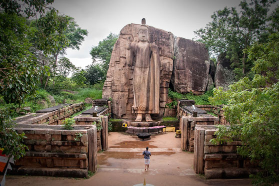 footsteps-at-the-aukana-buddha-5