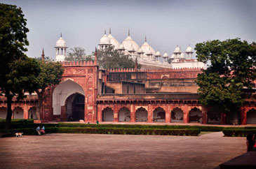 footsteps-in-the-red-fort-en-route-to-new-delhi-2