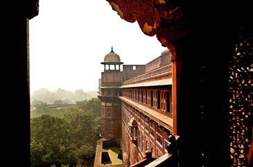 footsteps-in-the-red-fort-en-route-to-new-delhi-3