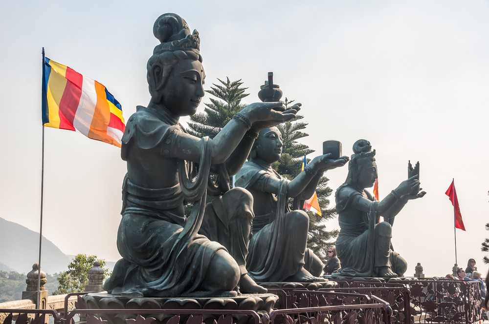 Some of the other statues surrounding the Big Buddha