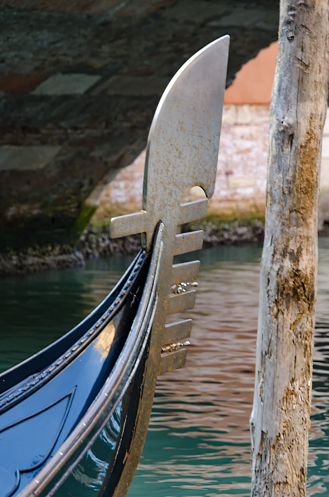 The prongs on the gondola that represent the six districts of Venice
