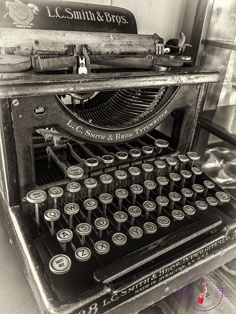 Antique Typewriter:Makes the writer in me want to use it!