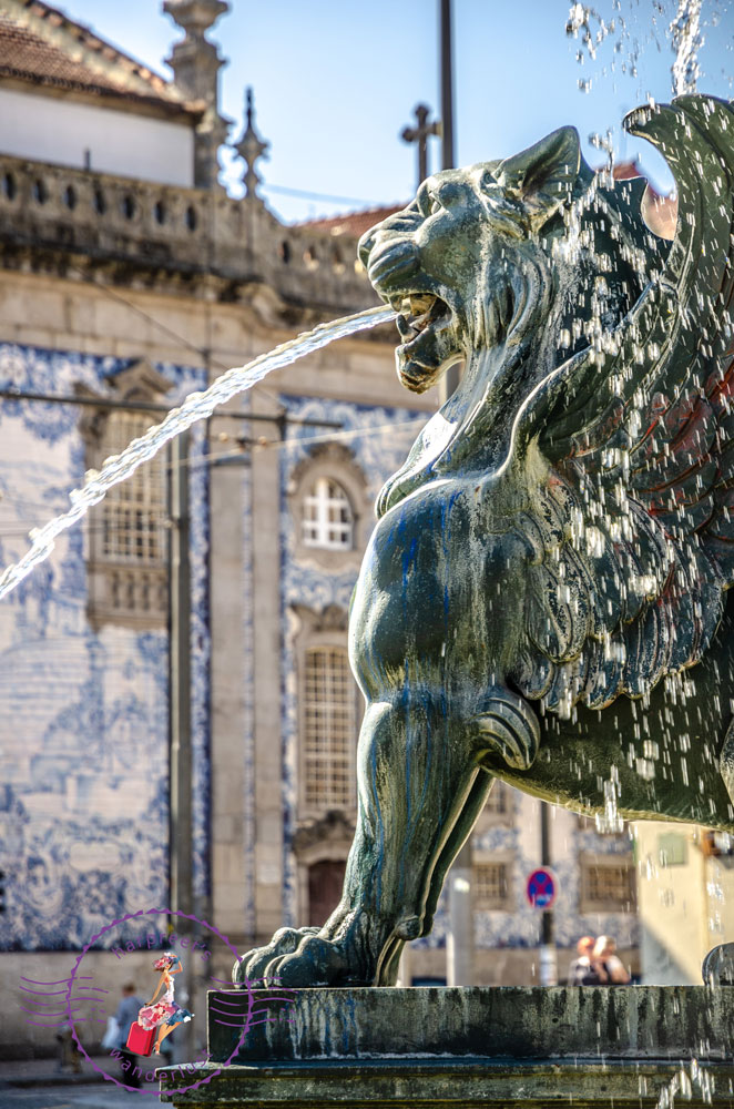 Fuente del león en la plaza cerca de Igreja do Carmo