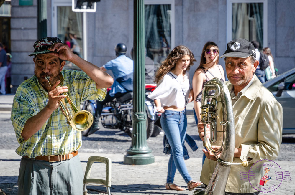 Músicos en las calles de Oporto en la plaza principal 
