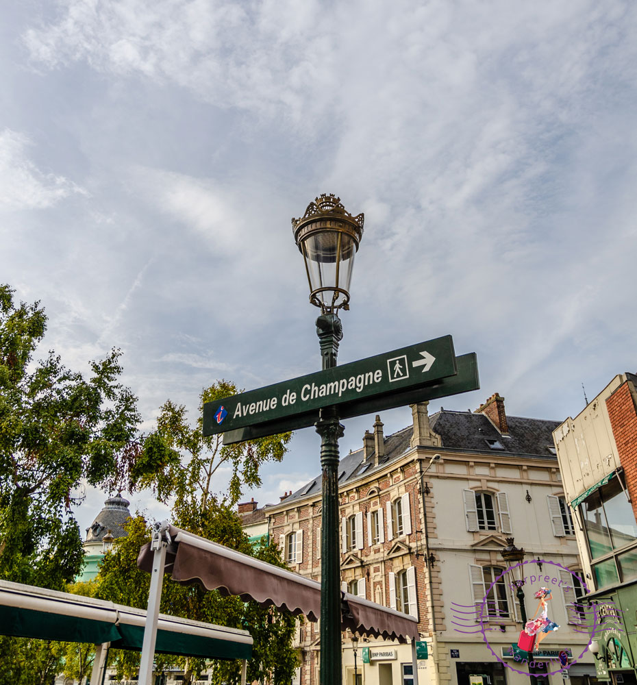 Signpost to Avenue de Champagne